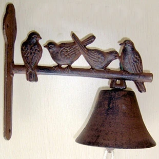 Avrupa Amerikan klasik tarzı dökme demir kapı zili duvar önünde cafe kapı zili dört kuşlar